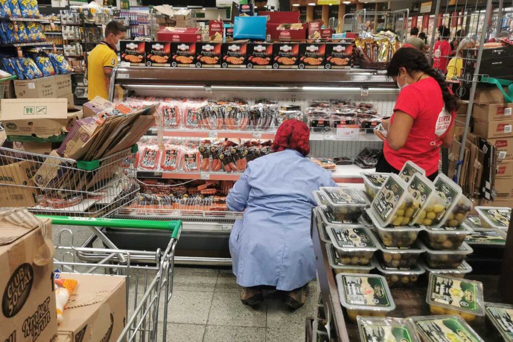 21-033550_rxc3_Gondolas-de-supermercado