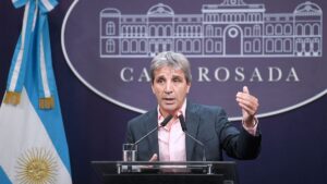Histórico giro libertario: Caputo anuncia libre uso de dólares para comprar sin controles ni permisos