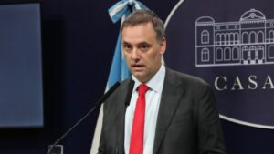 La fiscalía pidió archivar la causa contra Adorni: el viaje de su esposa a Nueva York no le costó un peso al Estado