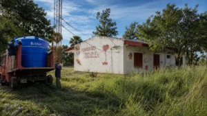 Gato Colorado: denuncian saqueos y abandono provincial en una escuela que cerró Pullaro