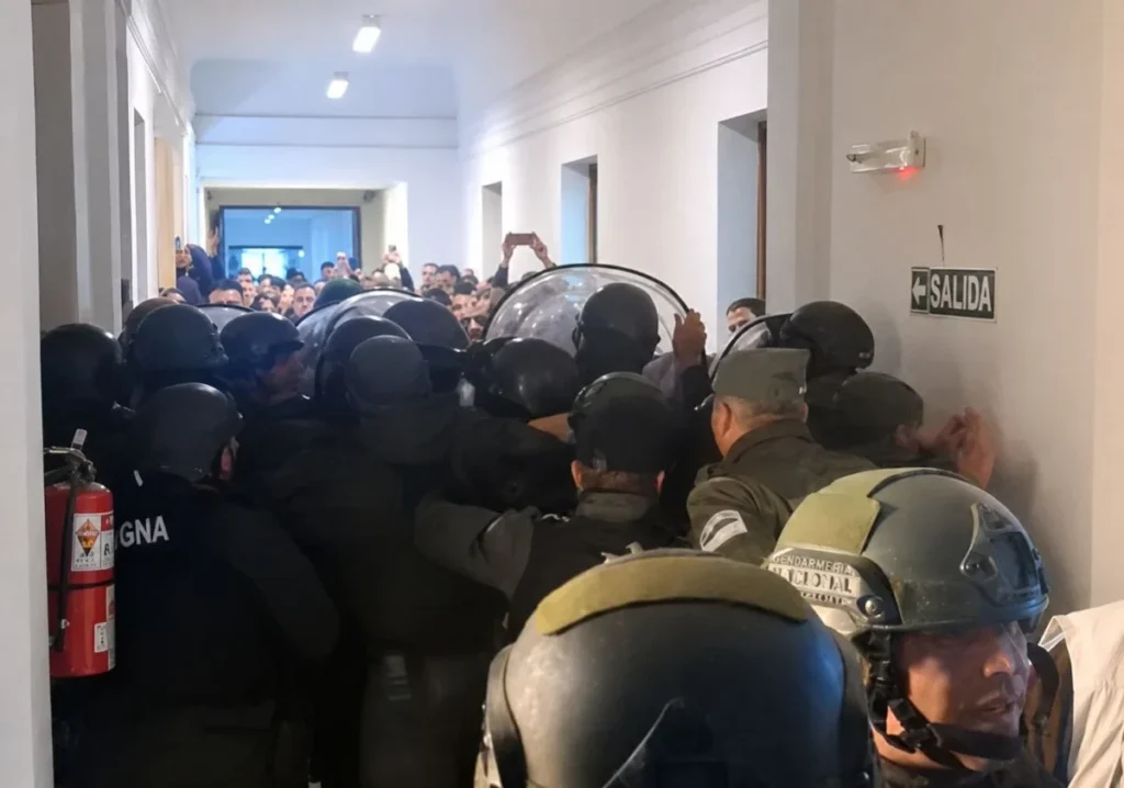 Gendarmería frenó a militantes de izquierda que intentaron tomar un edificio de la CNEA