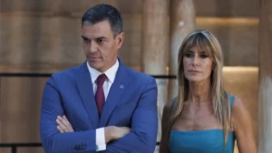 La esposa de Pedro Sánchez irá a juicio por cuatro delitos y no podrá salir de España