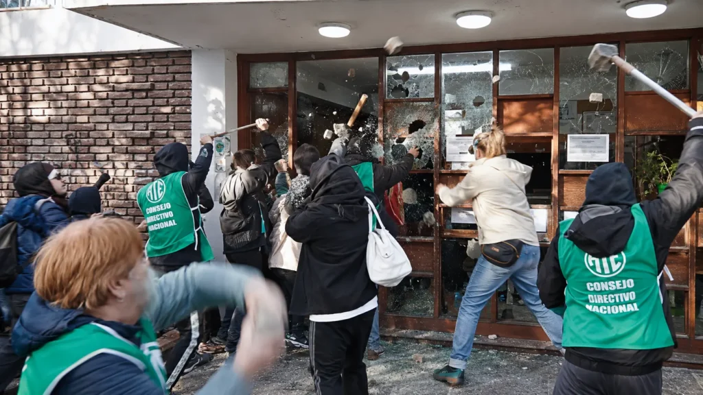 Comodoro Rivadavia: patota sindical de ATE destruye un edificio público y deja a cinco policías heridos