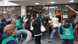 Comodoro Rivadavia: patota sindical de ATE destruye un edificio público y deja a cinco policías heridos