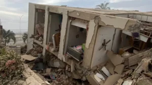 un-edificio-colapsado-en-el-estado-venezolano-la-guaira-foto-carlos-ancheta-RABTAOMCVVAPXJRBJMPBO2TECM