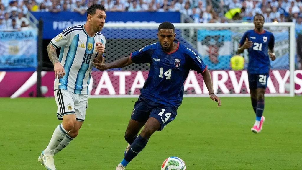 Argentina sufrió, ganó un partidazo ante Cabo Verde y sigue viva en el Mundial