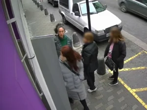 Una kirchnerista atentó contra el búnker de LLA en Rosario, amenazó con una falsa denuncia por violación y quedó demorada