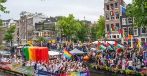 Ámsterdam: La marcha del Orgullo se llenó de banderas palestinas apenas días despues del atentado islamita en Berlín