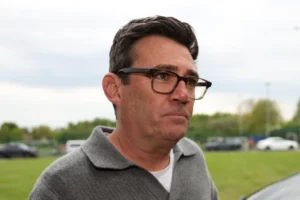 Reino Unido: Andy Burnham es el nuevo primer ministro