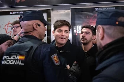 La izquierda española de Sánchez quiso detener a un periodista por criticar al gobierno