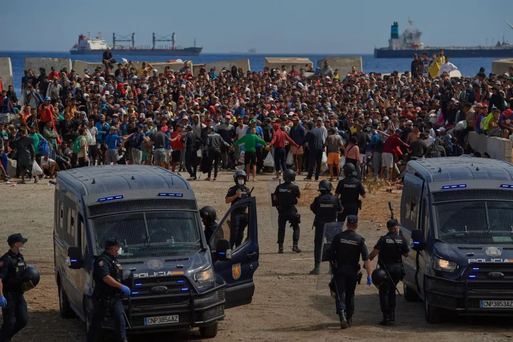 La crisis de Ceuta expone a Pedro Sánchez: sumisión ante Marruecos y asfixia a los españoles