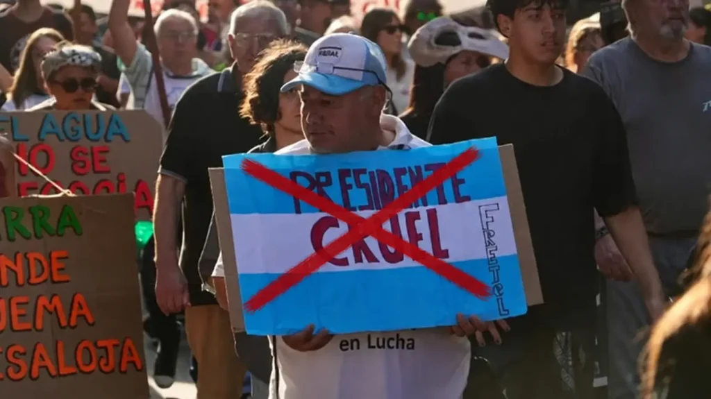 La «Marcha de la Bronca» pinchó en Rosario y mostró una escasa convocatoria contra Milei