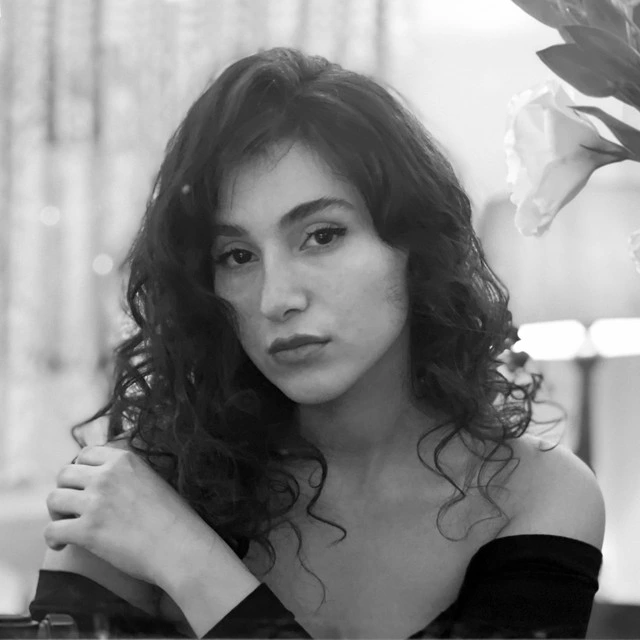 74 latigazos por cantar sin velo: el calvario de una artista en Irán y el silencio cómplice del falso feminismo «woke»