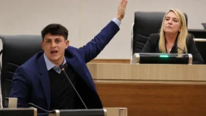 A Schmuck le molestó la presencia libertaria en el Concejo de Rosario, pero el jefe de bloque Volpe le frenó el carro