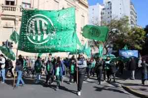 El Gobierno descontará el día a los estatales que hicieron paro para marchar contra el DNU 70