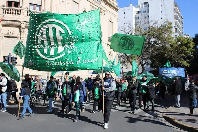 El Gobierno descontará el día a los estatales que hicieron paro para marchar contra el DNU 70