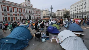 Siguen los acampes de izquierda en España: denuncian robos de magrebíes y activan protocolos contra agresiones sexuales