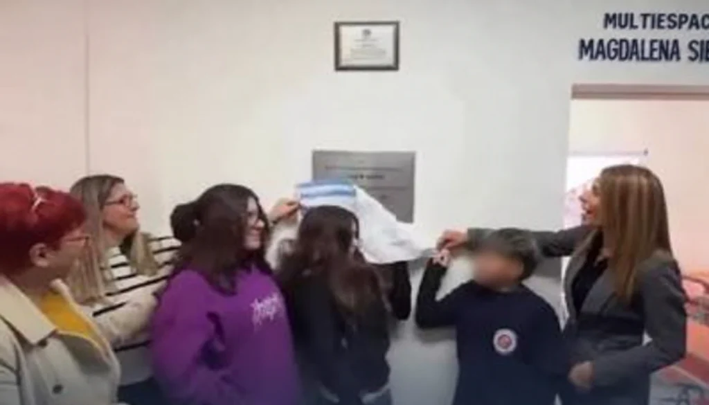 Zavalla: una docente reclamó al presidente comunal que retire banderas partidarias de las escuelas
