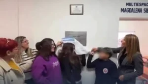 Zavalla: una docente reclamó al presidente comunal que retire banderas partidarias de las escuelas