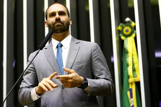 La Justicia inquisitoria de Lula ordenó detener a Eduardo Bolsonaro a 16 días del balotaje con Flávio