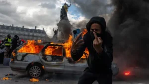 Francia en llamas: saqueos, ultraizquierda y una crisis migratoria que vuelve a quedar en discusión