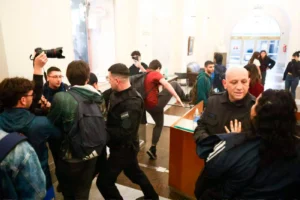 Desalojaron a militantes kirchneristas y de izquierda que irrumpieron violentamente en el Palacio Pizzurno