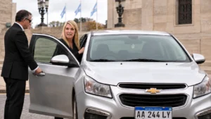Después del «los bocho», Schmuck suma otra polémica: chofer privado pagado por el Concejo y el auto tiene multas y patente adulterada